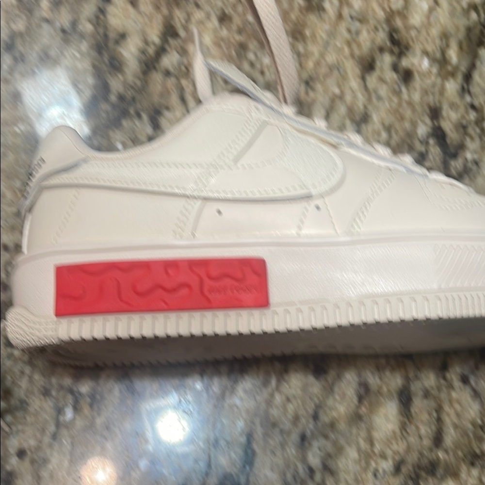 New Nike Women’s Air Force 1 Shadow Sneakers Beige with Pink Accent - Picture 4 of 5
